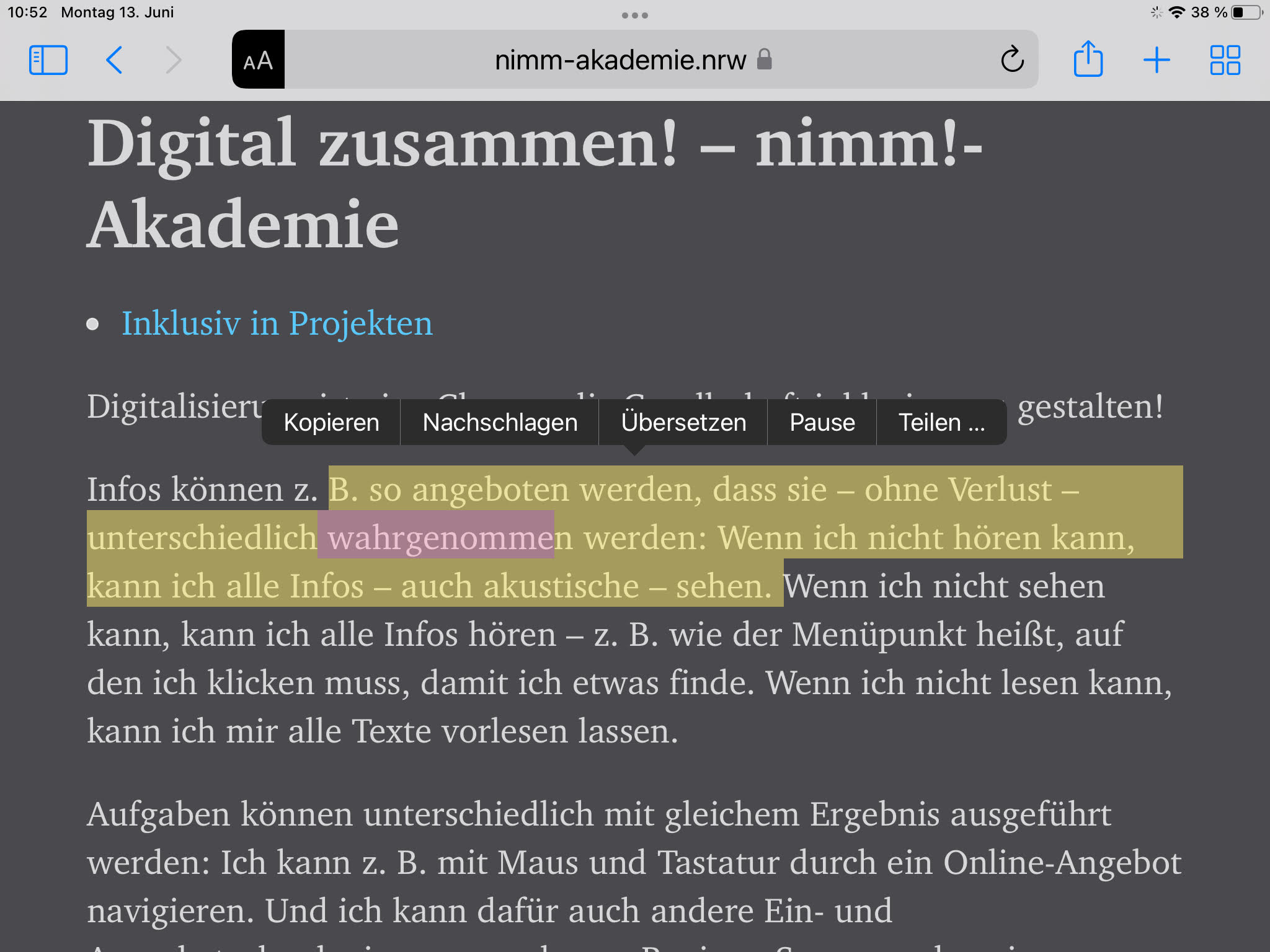 Seite der nimm!-Akademie in der Readeransicht im mobilen Safari-Browser. Eingestellt ist ein dunkler Hintergrund mit heller Schrift. Die Vorlesefunktion ist aktiv, erkennbar an der farbigen Markierung.